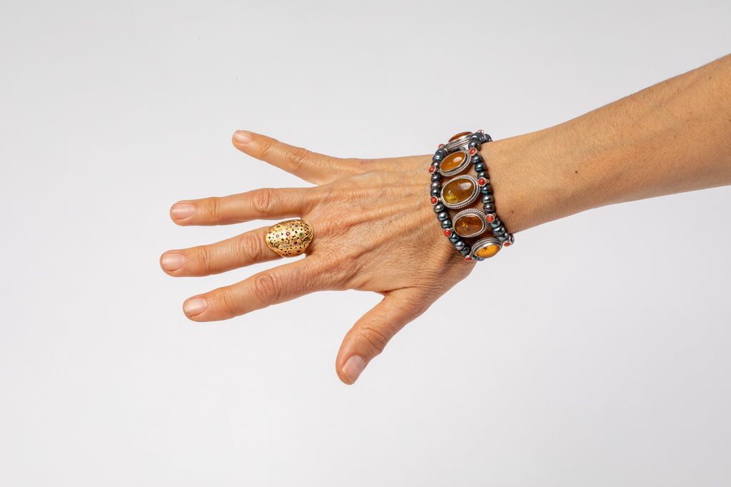 Honey amber setting bracelet with black pearl